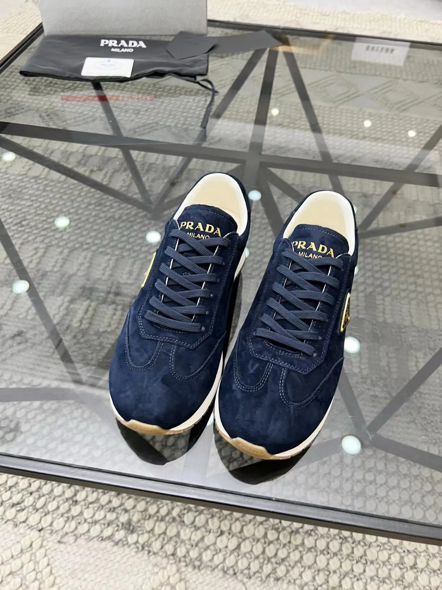 Factory price: 400💰Prada new men's leather sports shoes, the highest version on the market, any comparison is welcome🆚! The original leather has excellent texture and is super high-end! Fetal sheep net lining imported from Italy, removable pad! Luxurious materials and fine workmanship, highly recommended! Code number: 38-44, customized 45